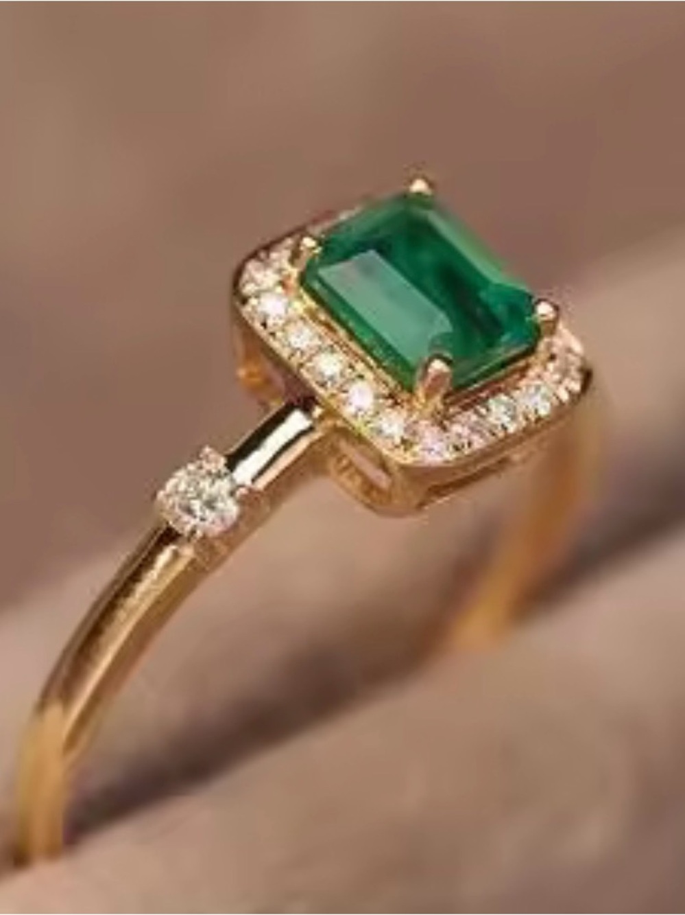 Vivid 18K Gold Filled Lab Emerald Ring Size 7 Lab white Sapphire Stones Accent - Picture 4 of 4